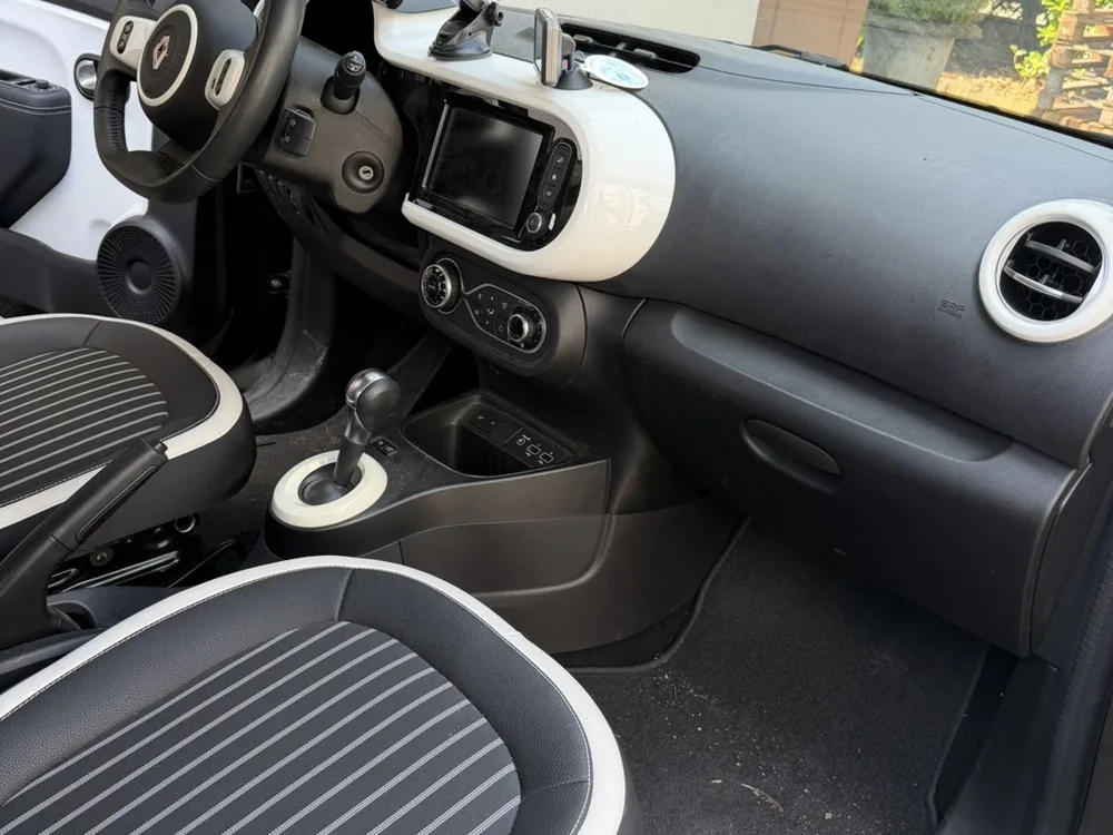 Planche de bord et console d'une Twingo, plastiques ternes et poussiereux
